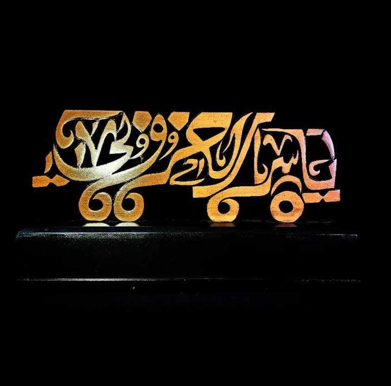 مجسم شاحنة محفور على الخشب 