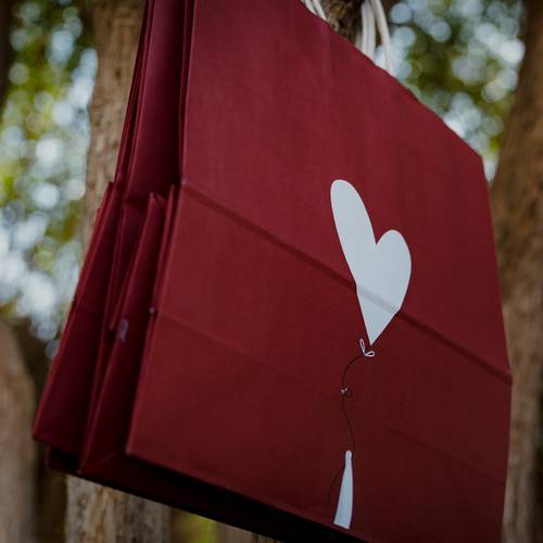 أكياس ورقية  بتصميم قلب بلون أحمر - 12 حبة 