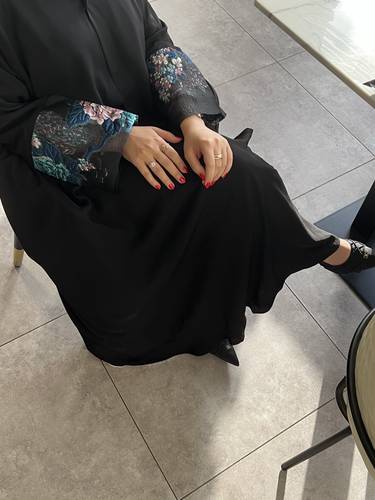 عباية باكمام ملونه 