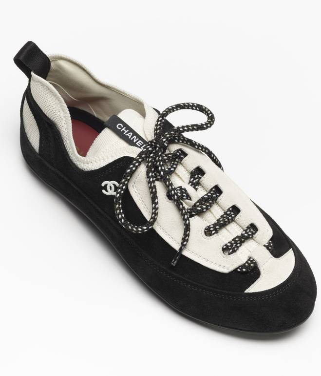 Black and white sneakers by شانيل