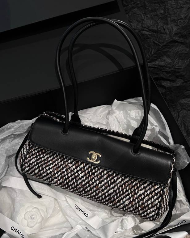 Tweed bag by شانيل