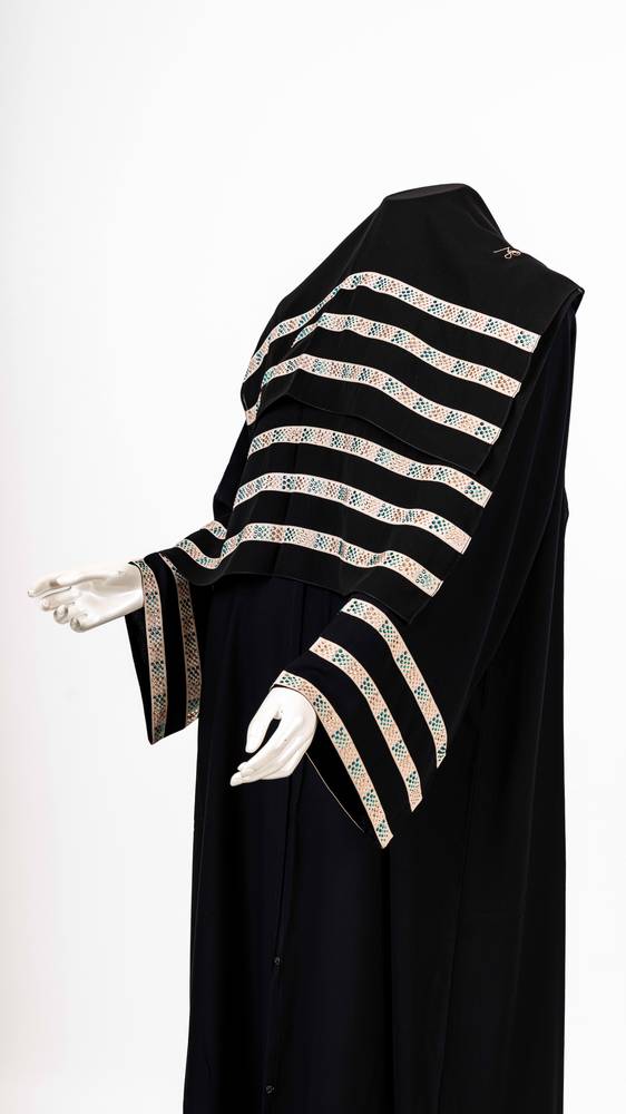 عباية مع طرحة كريستال مخطط موديل رقم  3679 (2)