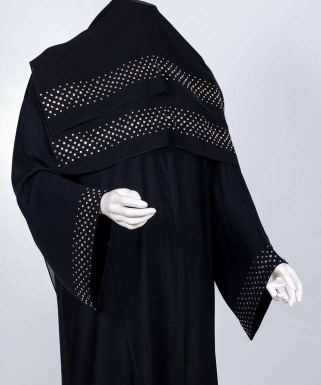 عباية سوداء مع طرحة معدن موديل رقم  3663 (1)