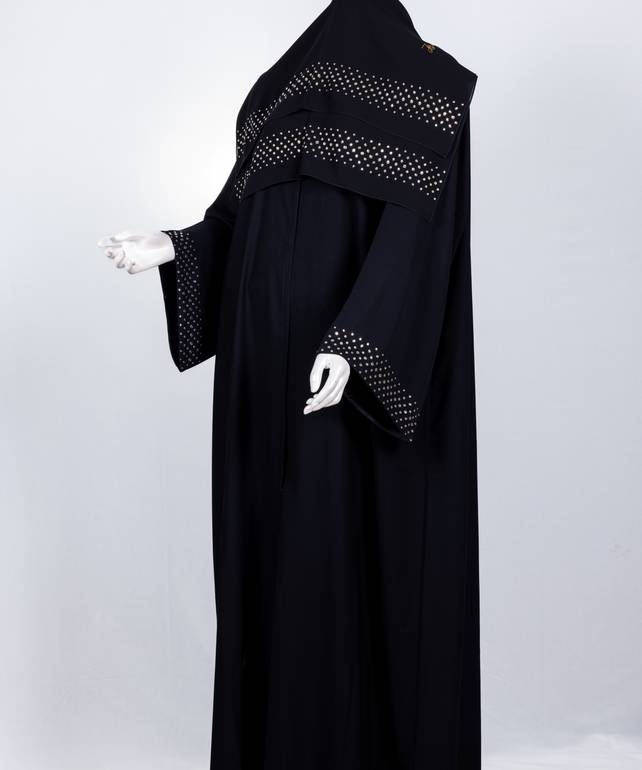 عباية سوداء مع طرحة معدن موديل رقم  3663 (1)