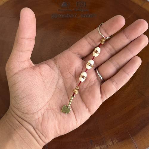 ميدالية مفاتيح عظم طبيعي من تصميمنا مضاف له مجسم فأس