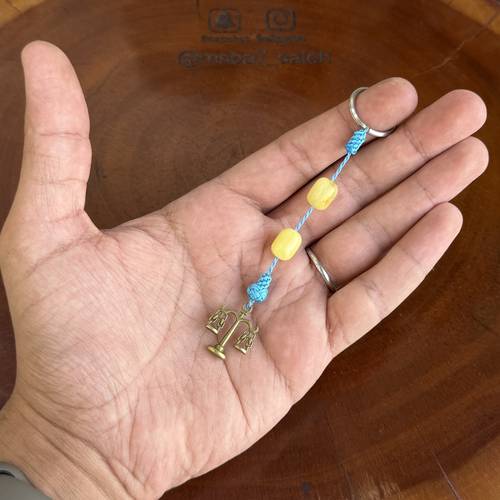 ميدالية مفاتيح ( كهرمان طبيعي ) من تصميمنا مضاف له الميزان