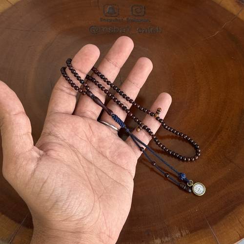 كوك غامق ( نواعم ) المسباح ذو خرز صغير بكركوش من تفصيلنا مضاف له مجسم الساعة