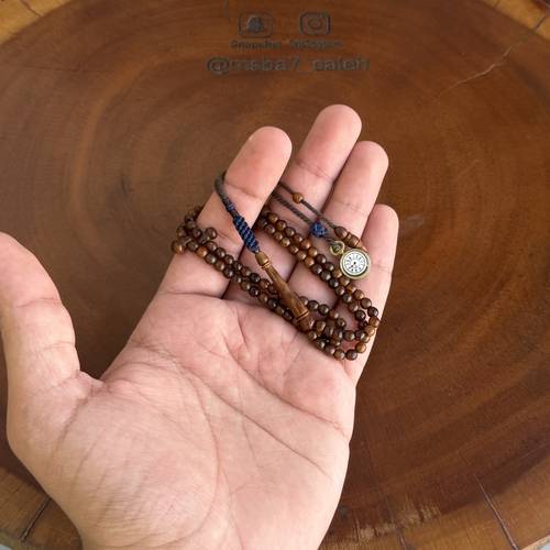 كوك غامق ( نواعم ) المسباح ذو خرز صغير بكركوش من تفصيلنا مضاف له مجسم الساعة
