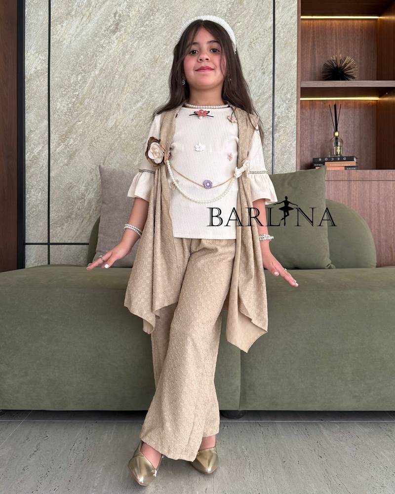 طقم بناتي أنيق مكوّن من بلوزة سماوية مع بنطلون بطبعة زهور وفيونكة أمامية من شي إن