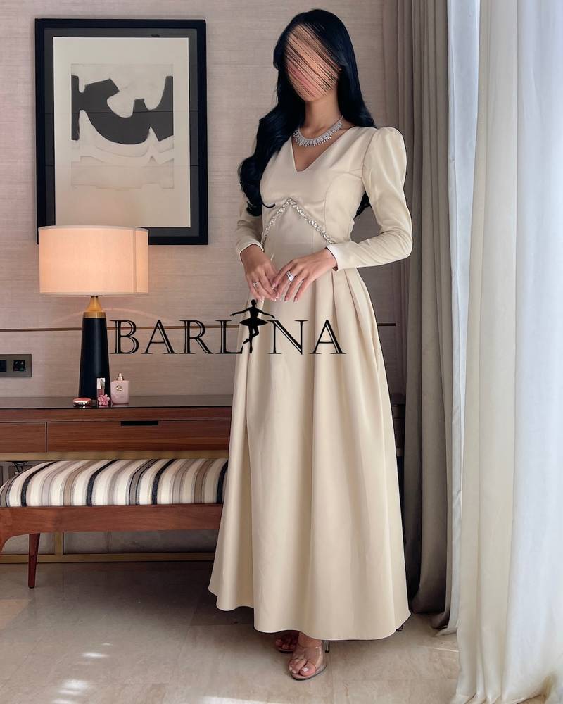 فستان بيج كلاسيكي مزين بكريستال بأكمام طويلة