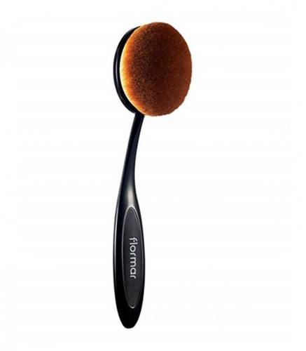 Flawless makeup brush for the face in an oval shape from Flormar in black and beige