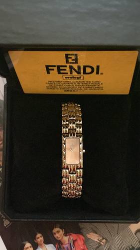 ساعة عتيقة فضية بمينا زهري فاتح ماركة FENDI 