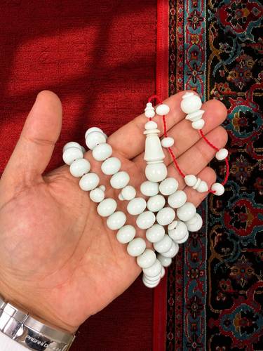 مسباح ضومنة اللون الفستقي