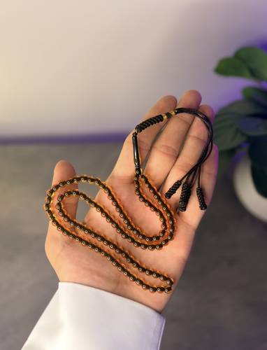 مسباح برتقالي خيط اسود كركوشه نواعم ( حجم صغير )
