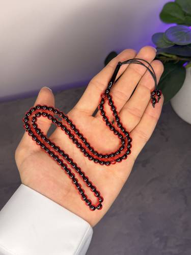 مسباح احمر خيط اسود نواعم ( حجم صغير )