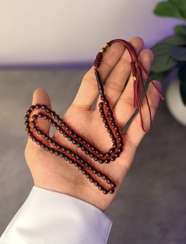 مسباح احمر خيط اسود كركوشه نواعم ( حجم صغير )