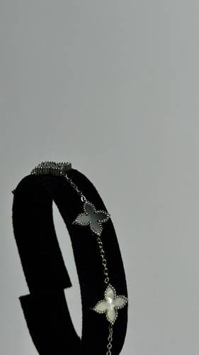 سوار الزهرة الفضية.. أناقة تفيض رقة