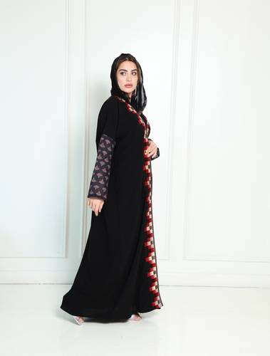 عباية كريب بتطريز من الامام واكمام ملونه N314