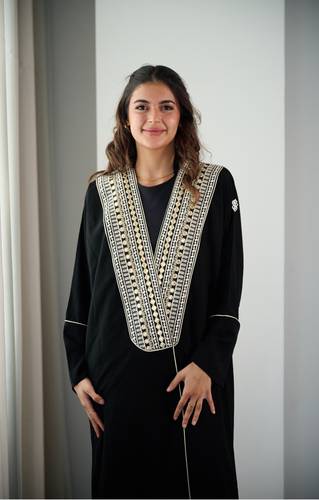 عباية كريب اسود بكلفه ذهبي وبيج N294