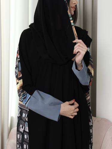 عباية كريب بلمسة فنية مطبوعة