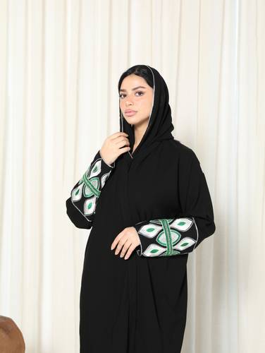 عباية كريب اسود واكمام مطرزه N132