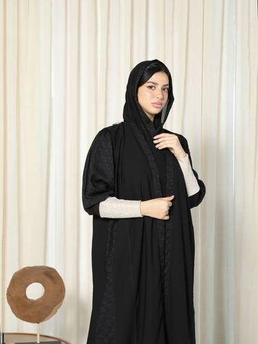عباية كريب اسود بقصة من الجنبين واكمام ذهبي N133