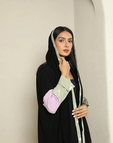 عباية كريب اسود واكمام ملونه N088