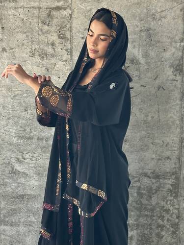 عباية كريب اسود وكم شفاف بلون مميز N109🧡