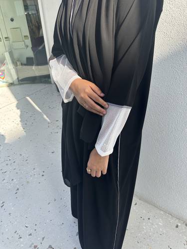عباية كريب بقيطان رمادي واكمام شبكي ابيض