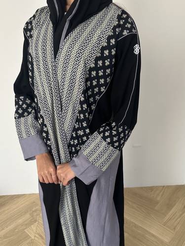 عباية كريب اسود بتدخيلة مشجره انيقه N280