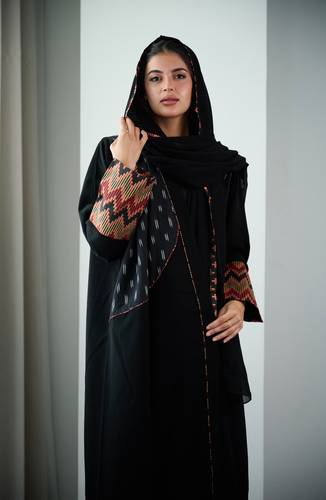 عباية كريب اسود بقصه فالصدر واكمام ملونه N297