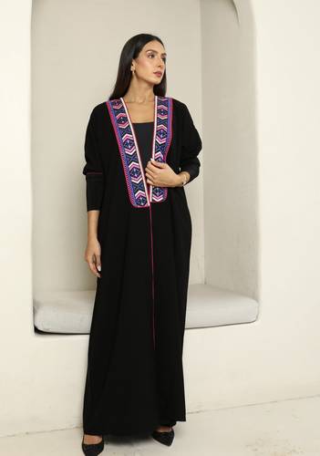 عبايه كريب بتطريز في الصدر واكمام استرتش N099