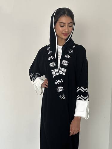 عباية كريب اسود بتطريز ابيض انيق N288