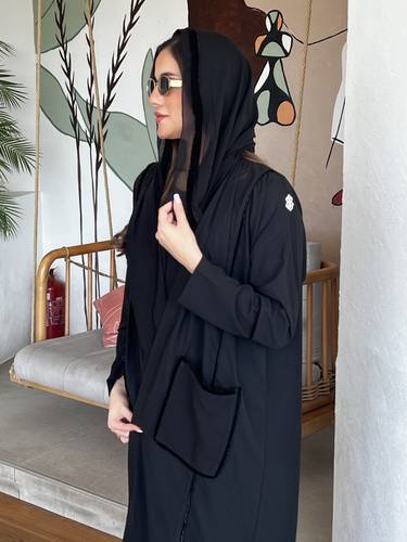 عبايه كريب اسود بقيطان قطيفه وجيوب N202