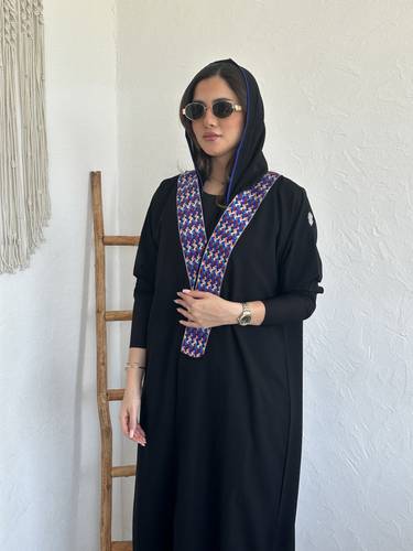 عباية كريب بتطريز ملون واكمام استرتش N196