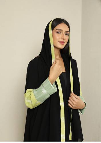 عبايه كريب اسود واكمام ملونه N087