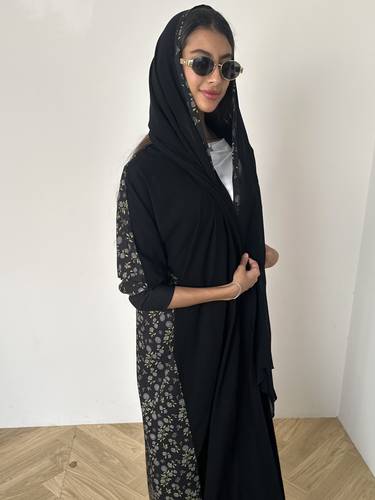 عباية كريب اسود مشجره من الخلف ساده من الامام N270