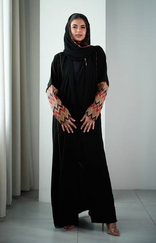 عباية كريب اسود واكمام انيقه N298
