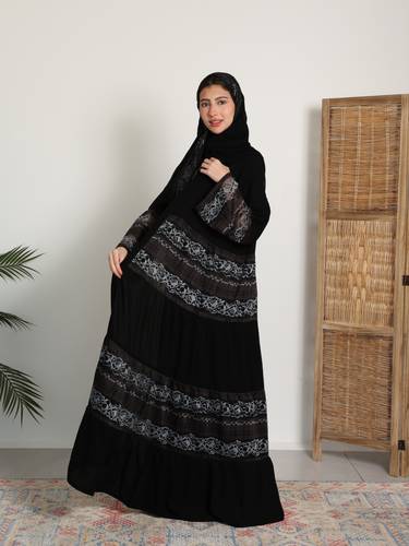 عباية كريب اسود ودانتيل N355