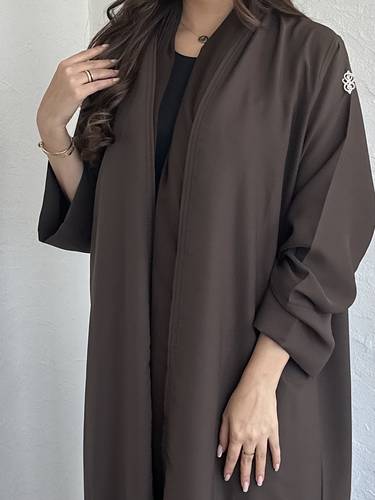 عباية كريب ساده بلون بني مميز N204