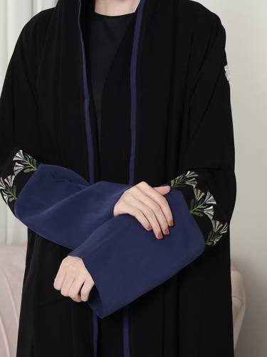 عباية كريب اسود باكمام كحلي وتطريز انيق N369