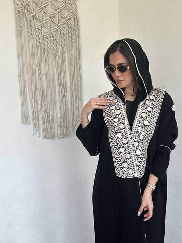 عباية كريب بكلفه مطرزه بيج وذهبي مطفي N198