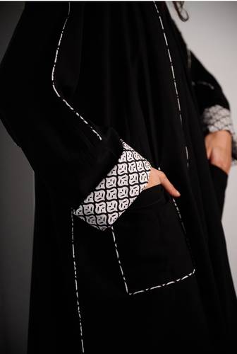 عباية كريب اسود وجيوب امامية N292