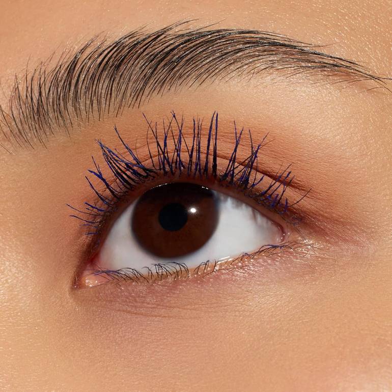 Essence. I Love Extreme Mascara, Blue, for crazy volume, for lashes - Blue color
