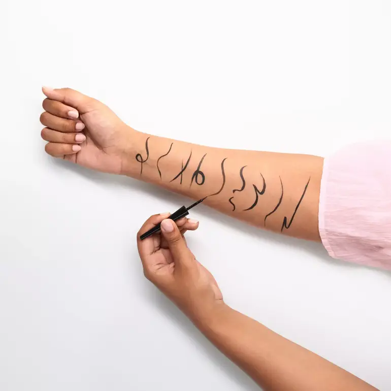 ايسنس, كحل سائل, ديب ايلاينر, مقاوم للماء 