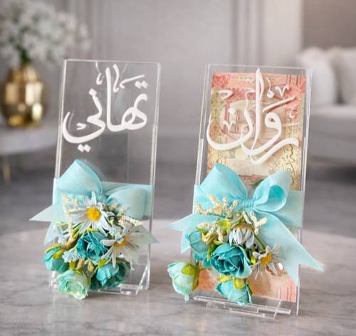 علبة مبلغ مالي بالإسم مع قاعدة