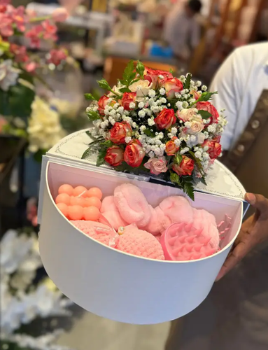 ورد طبيعي بيبي روز مع بوكس هديه دوار داخل العلبه فرشة مساج وربطه ومنشفه وجه وشمعه معطره 