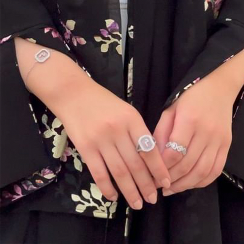 عباية كتان بتطريز ورد