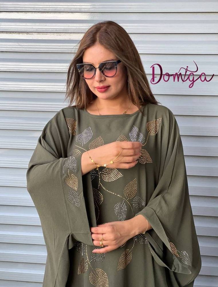 جلابية زيتي فضفاضة من قماش الكريب بتطريز زهور ذهبي وفضي