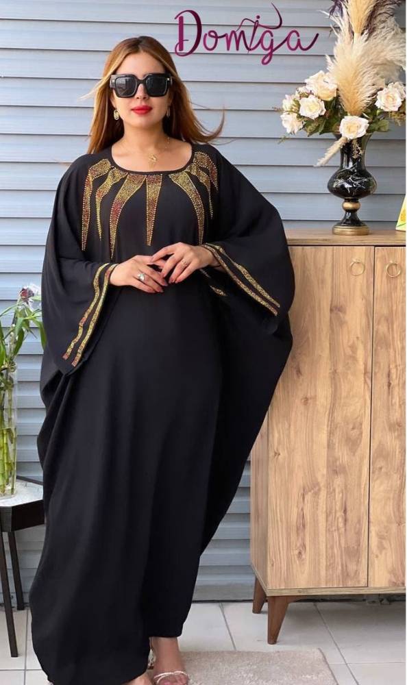 جلابية كريب سوداء فضفاضة بتطريز ستراس ذهبي